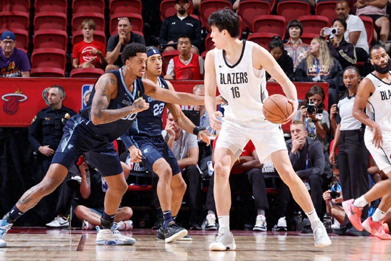 开云体育-经历首个NBA背靠背赛程，杨瀚森夏季联赛连续两场得分上双
