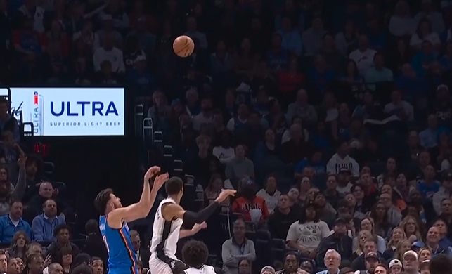 开云体育-让你看看什么是DPOY！文班轻跳送上大帽 轻松扇飞切特干拔三分