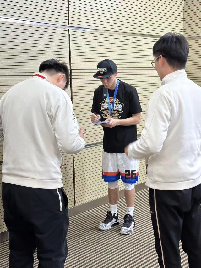 kaiyun-【人物】摘走FMVP 灵动翻飞的庞峥麟终张丰满羽翼