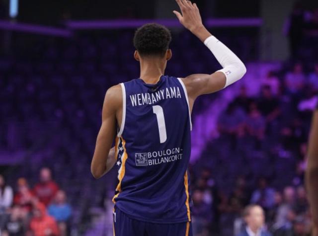 开云体育-37分7三分5封盖 文班亚马美国首秀引爆社交媒体