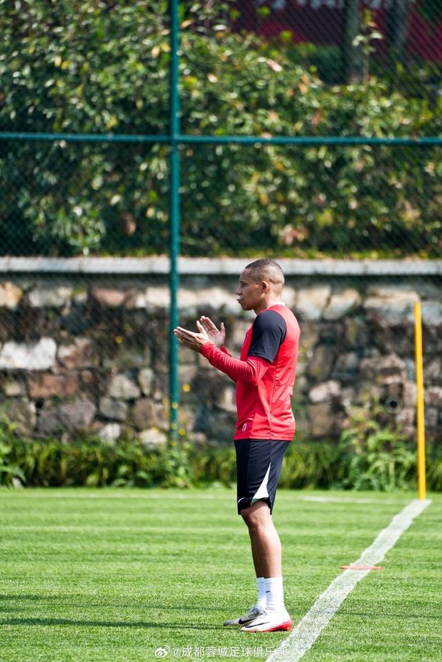 开云官网-韦林顿-席尔瓦带伤参加训练，嘴上还有包扎